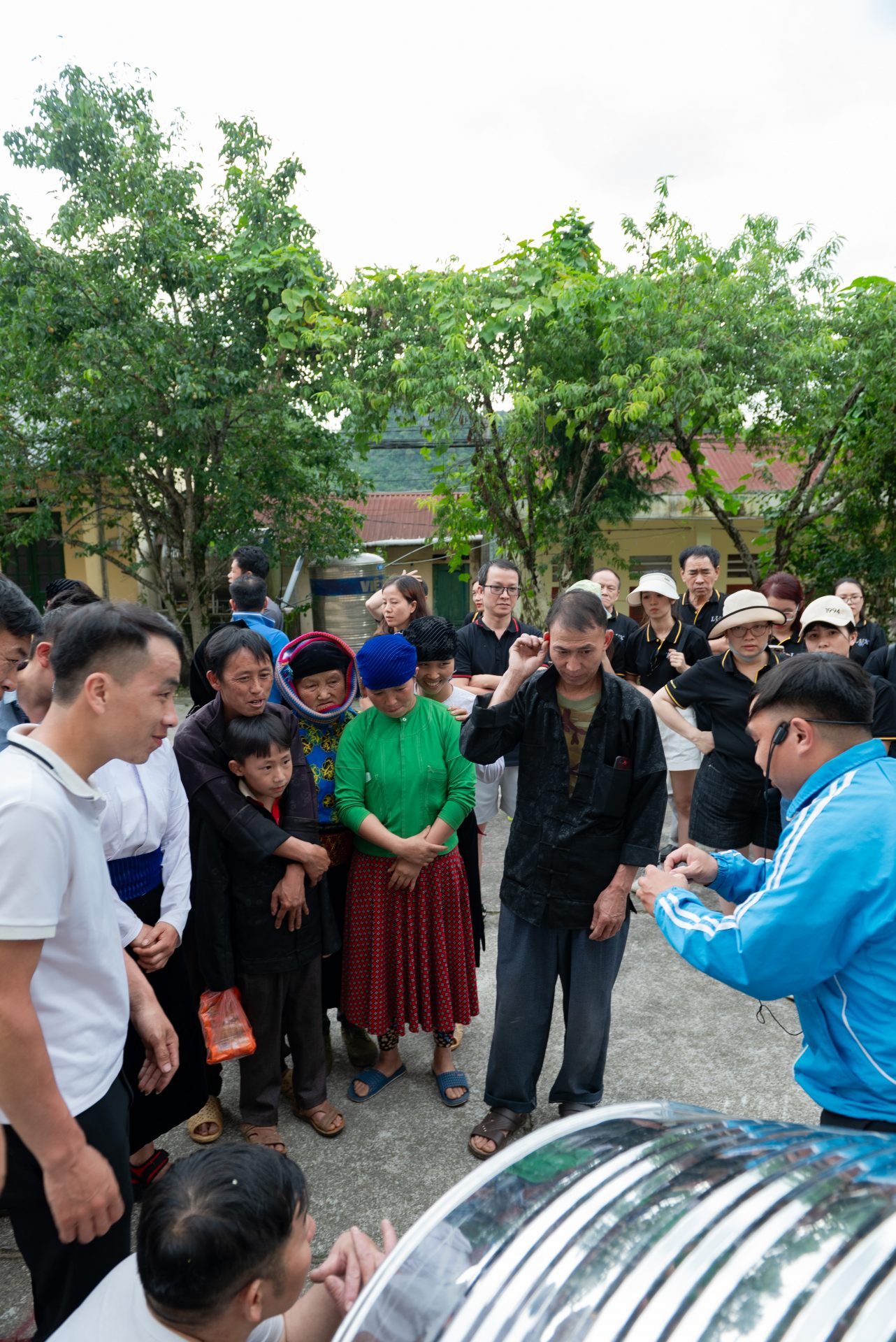 trao tặng bồn nước