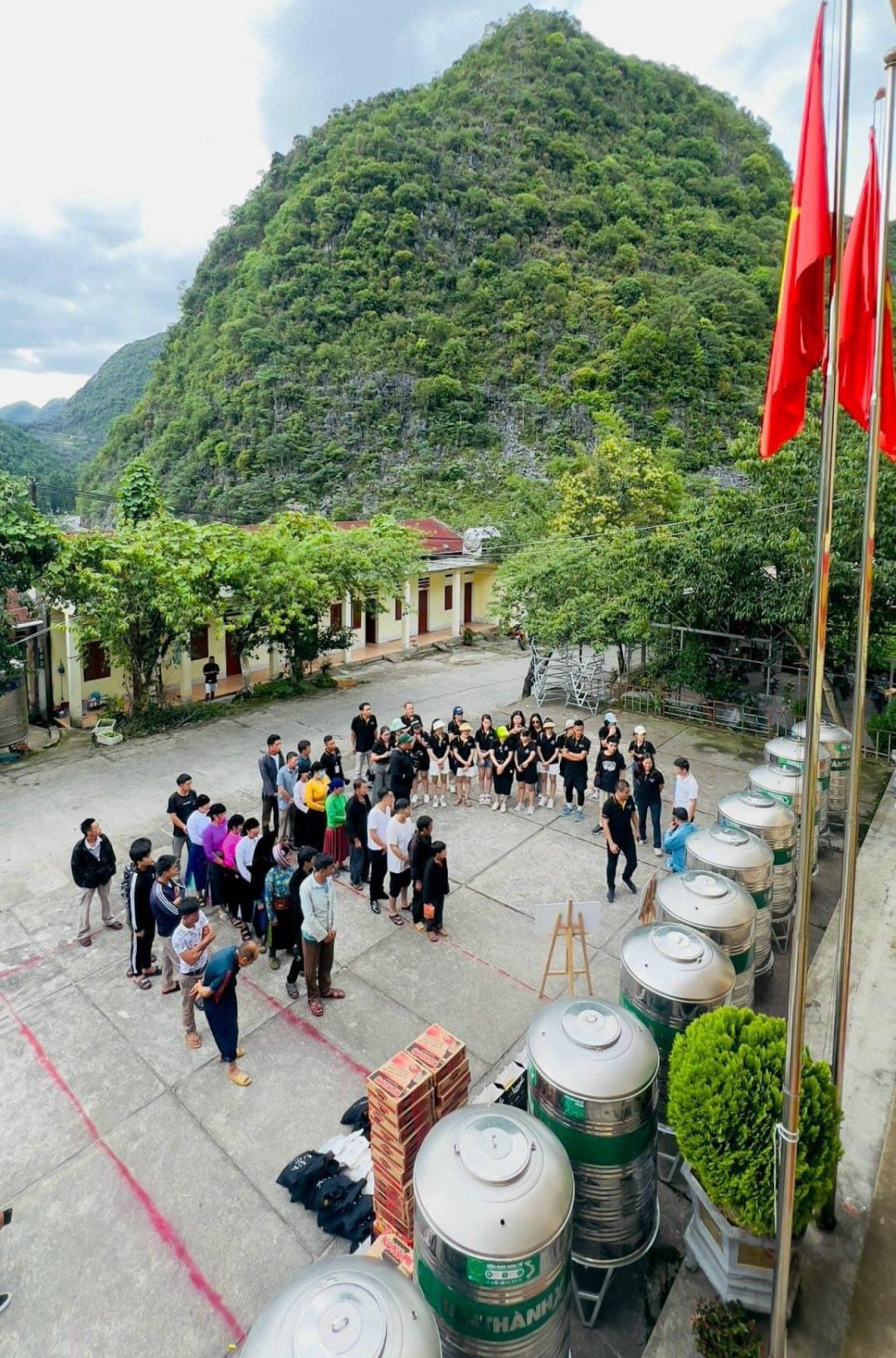 trao tặng bồn nước
