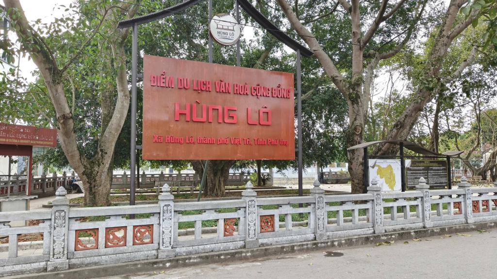 làng cổ Hùng Lô